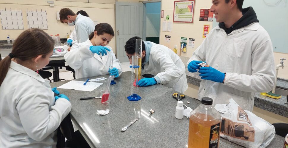 Alunos de Engenharia Química desenvolvem produtos de higiene e limpeza em atividade prática