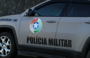 Roubo de veículo termina em colisão com poste em Criciúma