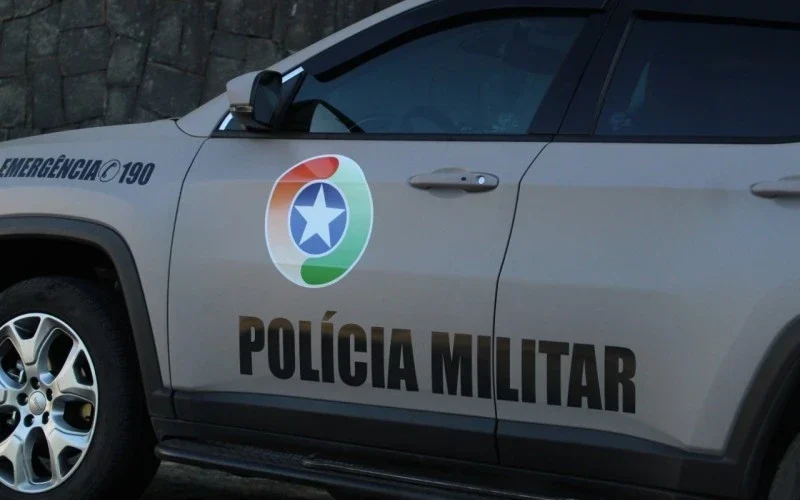Roubo de veículo termina em colisão com poste em Criciúma