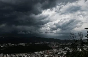 Frente fria avança por Santa Catarina e provoca temporais nesta quarta-feira (21)