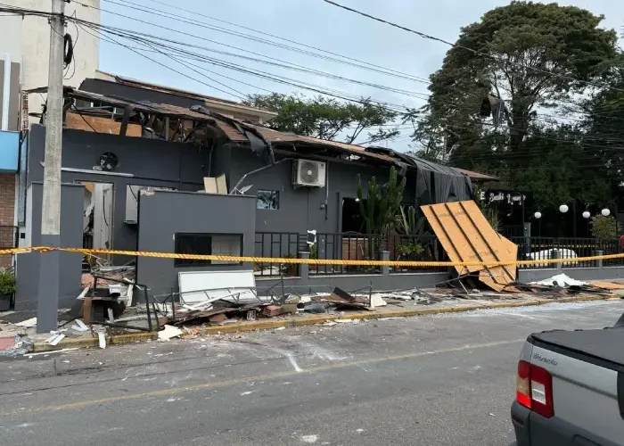 Explosão de gás destrói restaurante de sushi em Tubarão
