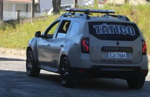 Homem é flagrado queimando fios de cobre em Araranguá a mando do patrão