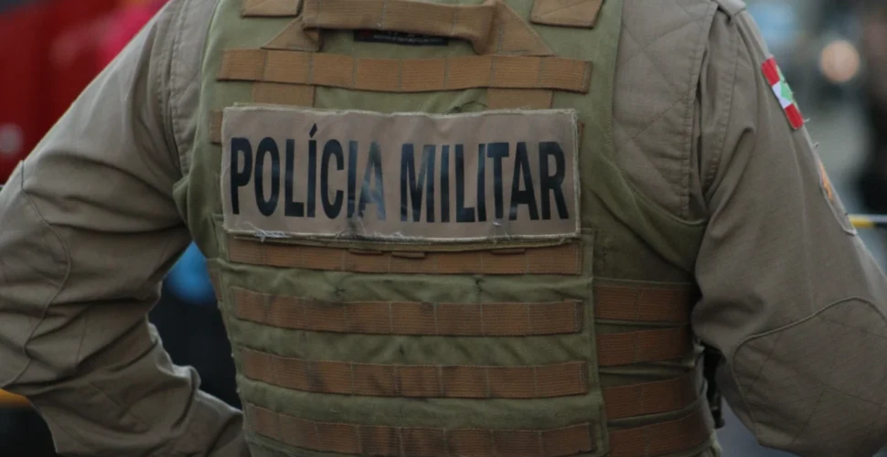 Motociclista foge da PM após provocar policiais no Centro de Tubarão