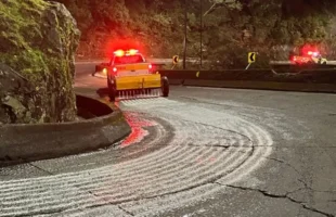 PMRv espalha sal na SC-390 para garantir segurança na Serra do Rio do Rastro