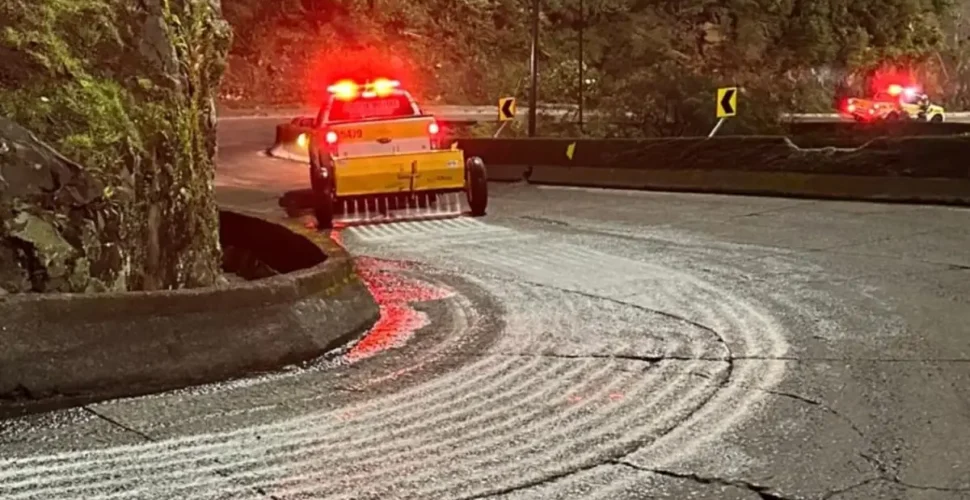 PMRv espalha sal na SC-390 para garantir segurança na Serra do Rio do Rastro