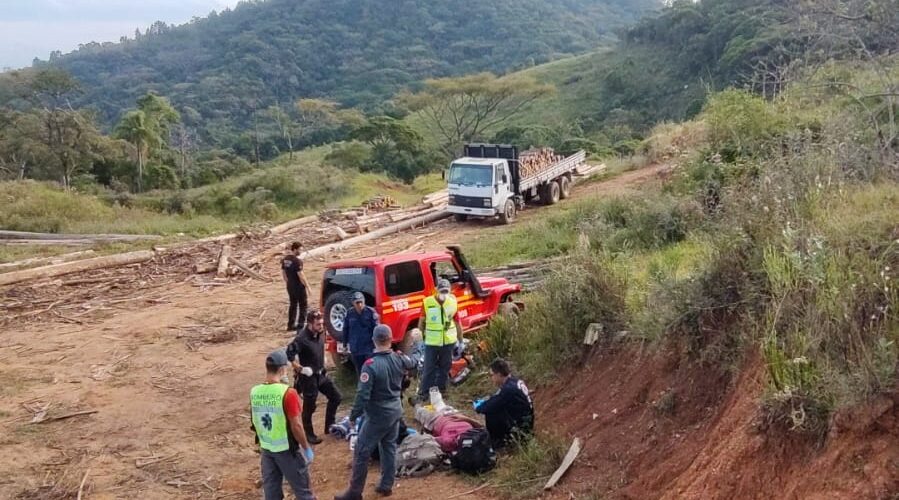Homem sofre acidente com trator em área rural e é resgatado de helicóptero