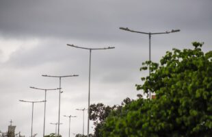 Inovação na Iluminação Pública permite identificação precisa de postes com problemas em Criciúma