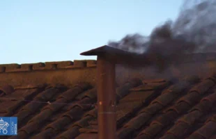 Primeira votação do conclave termina sem escolha do novo papa