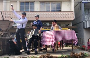 Aniversário de Urussanga: Desfile cultural traz tema dos 150 anos da grande imigração italiana em Santa Catarina