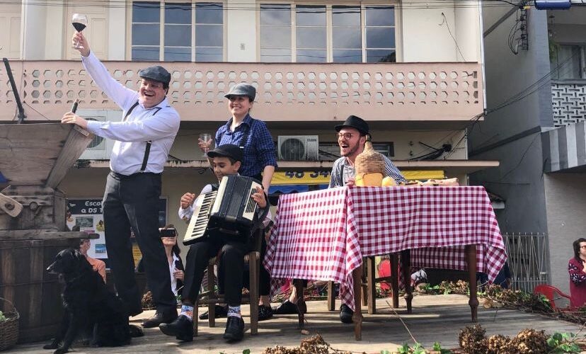 Aniversário de Urussanga: Desfile cultural traz tema dos 150 anos da grande imigração italiana em Santa Catarina