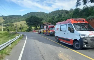 Pai e filho ficam feridos após colisão entre carro e moto em Treze de Maio
