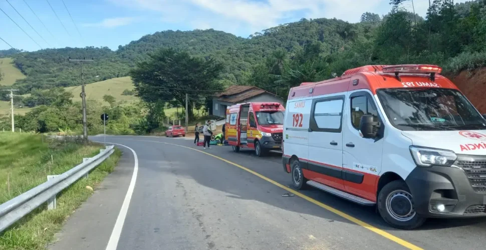 Pai e filho ficam feridos após colisão entre carro e moto em Treze de Maio