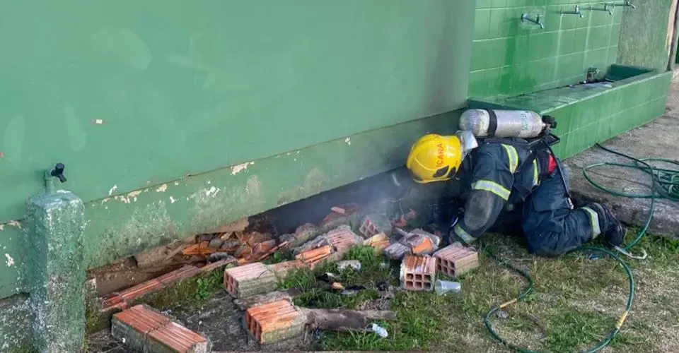 Princípio de incêndio em escola de Içara mobiliza Corpo de Bombeiros