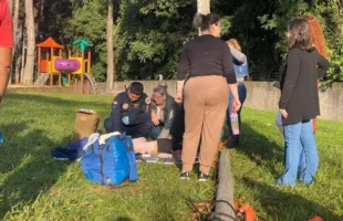 Menina de 7 anos é ferida por estrutura em escola de Chapecó e está fora de risco