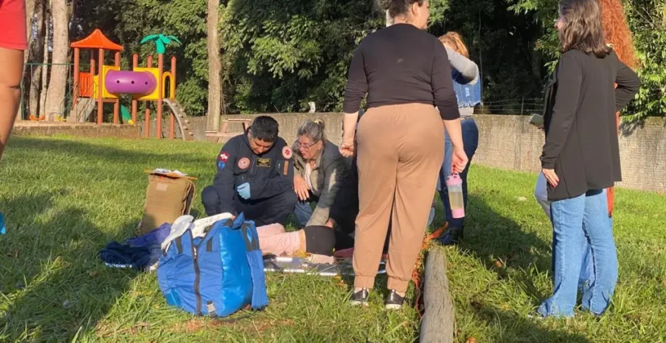 Menina de 7 anos é ferida por estrutura em escola de Chapecó e está fora de risco