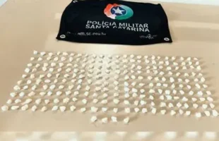 Homem é detido com mais de 200 pedras de crack enquanto entregava drogas de bicicleta em Tubarão