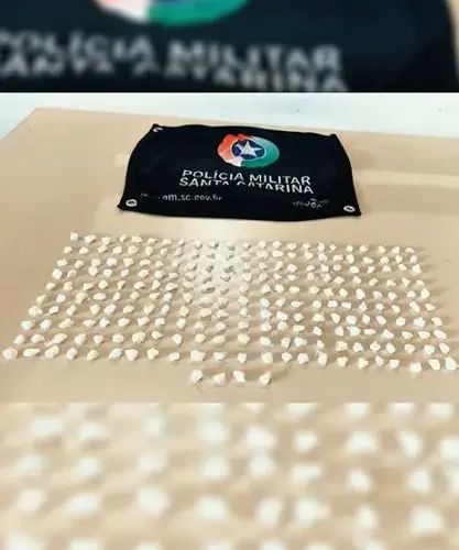 Homem é detido com mais de 200 pedras de crack enquanto entregava drogas de bicicleta em Tubarão