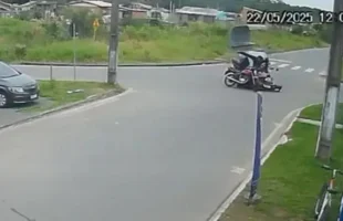Motoboy é arremessado após colisão em Criciúma