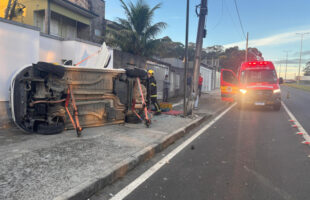 Mulher fica ferida após carro sair da pista, bater em poste e capotar em Criciúma