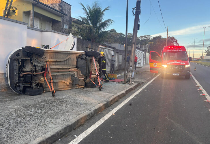Mulher fica ferida após carro sair da pista, bater em poste e capotar em Criciúma