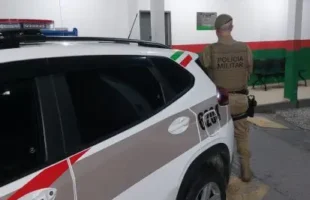 Motociclista embriagado se envolve em acidente, agride policiais e é preso em Braço do Norte