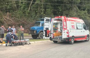 Motociclista fica ferido em colisão com carro na SC-390, em Lauro Müller