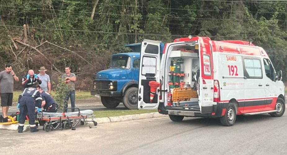 Motociclista fica ferido em colisão com carro na SC-390, em Lauro Müller
