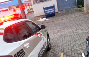 Homem é encontrado morto na região central de Tubarão; PM atende ocorrência