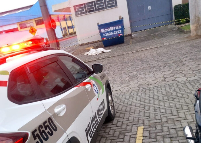 Homem é encontrado morto na região central de Tubarão; PM atende ocorrência