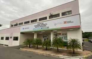 Mulher tem celular furtado enquanto cochilava em hospital de Criciúma