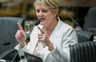 Em moção aprovada na Alesc, deputada Luciane Carminatti cobra reajuste de 23% para o magistério catarinense