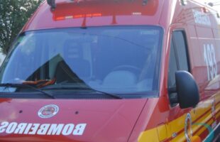 Mulher é atropelada por caminhão em Orleans e sofre ferimentos graves