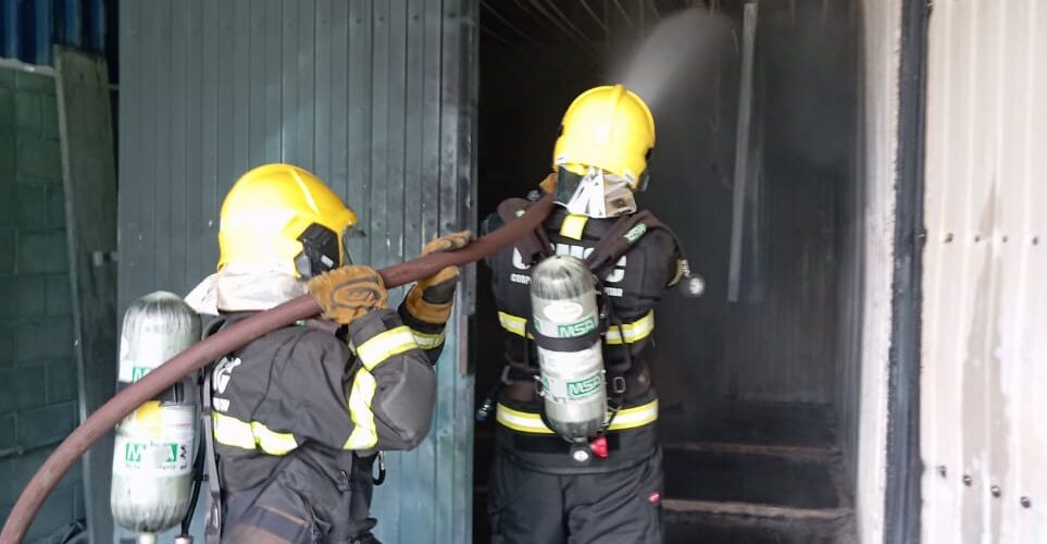 Incêndio atinge empresa em Treviso e mobiliza equipes dos Bombeiros de Lauro Müller e Criciúma