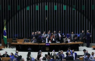Câmara aprova urgência para PL que proíbe desconto automático no INSS