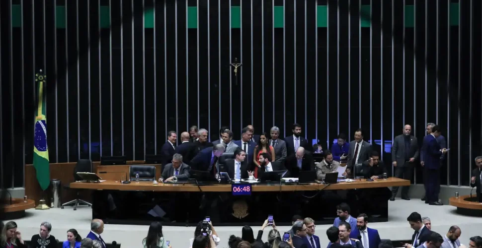 Câmara aprova urgência para PL que proíbe desconto automático no INSS
