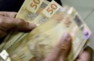 Aposentados do INSS que ganham mais que o mínimo começam a receber 13º