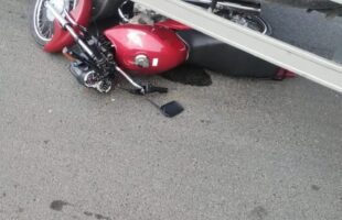 Motociclista tem ferimentos leves após se envolver em acidente com carreta