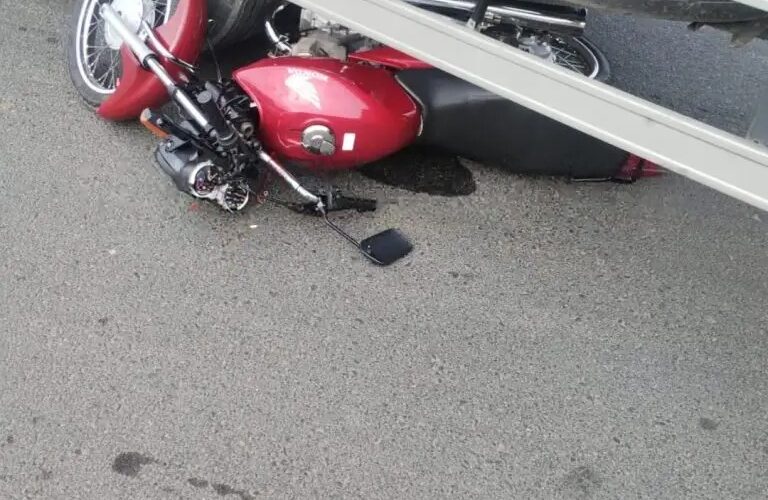 Motociclista tem ferimentos leves após se envolver em acidente com carreta