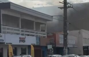 Incêndio atinge loja de eletrônicos em Jaguaruna; ninguém se fere