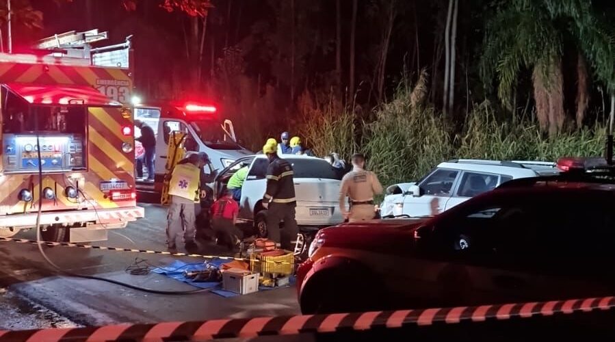 Acidente entre dois carros deixa feridos na SC-445, em Siderópolis