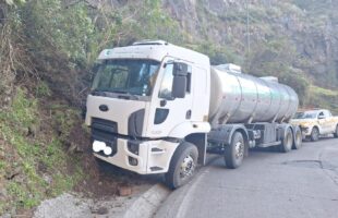 Caminhão perde freio e colide em barranco na Serra do Rio do Rastro, em Lauro Müller