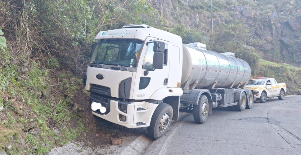 Caminhão perde freio e colide em barranco na Serra do Rio do Rastro, em Lauro Müller