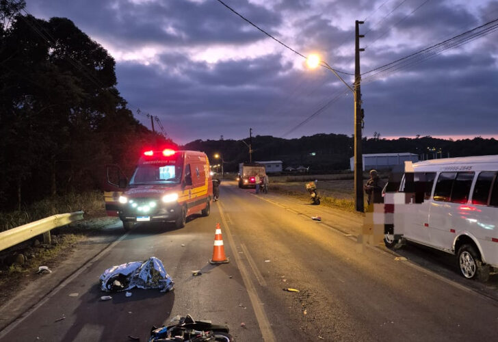 Colisão entre moto e van deixa homem morto em Nova Veneza