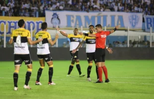 Criciúma vence fora e jogador é atingido por objeto jogado da arquibancada