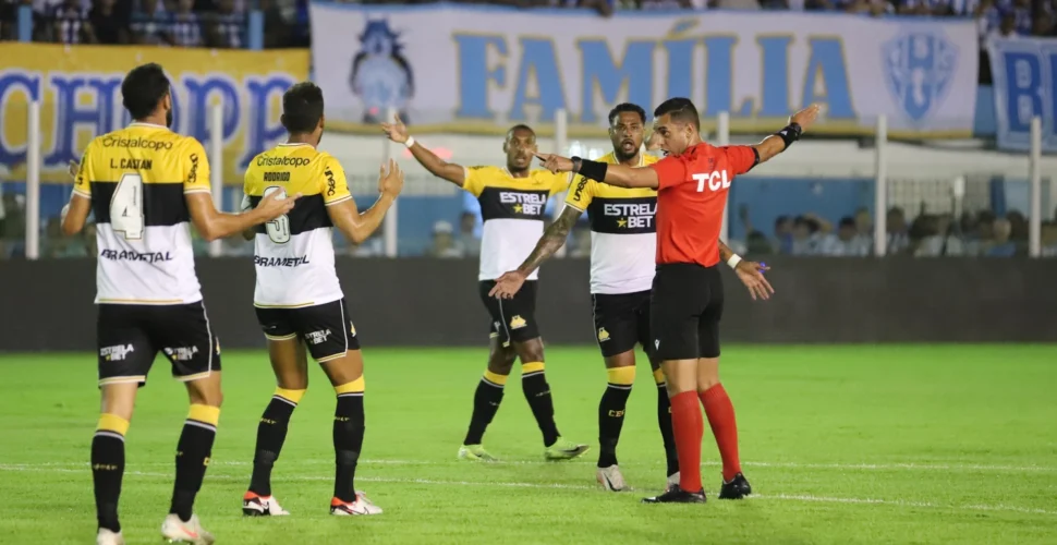 Criciúma vence fora e jogador é atingido por objeto jogado da arquibancada