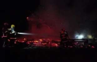Incêndio destrói casa de madeira em cerâmica de Morro da Fumaça