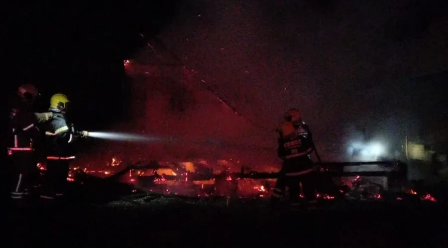 Incêndio destrói casa de madeira em cerâmica de Morro da Fumaça