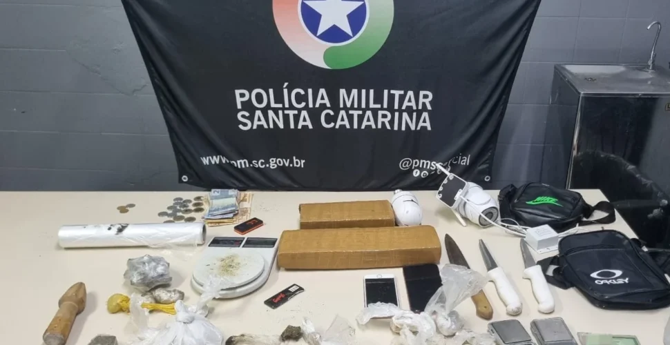 Jovem é preso com drogas e por furto de energia em Criciúma