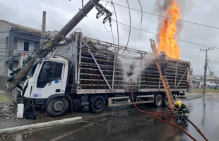 Acidente com poste causa incêndio e afeta fornecimento de energia em Criciúma