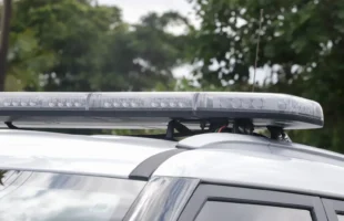 Ex-companheiro rouba carro de jovem em estacionamento de supermercado em Criciúma